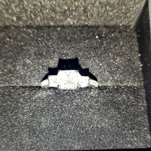 ZALES 1-1/2 Carats TW.   Womens Engagement Ring.